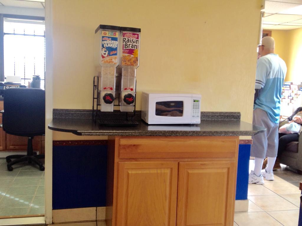 Days Inn By Wyndham Great Bend Εξωτερικό φωτογραφία