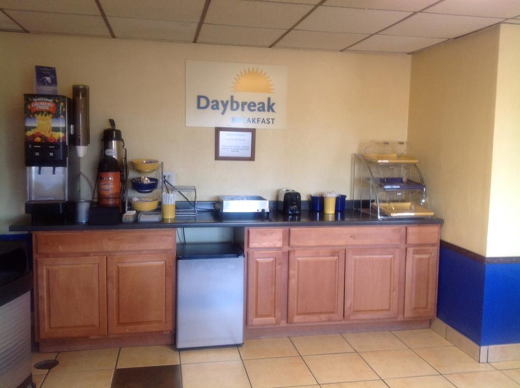 Days Inn By Wyndham Great Bend Εξωτερικό φωτογραφία